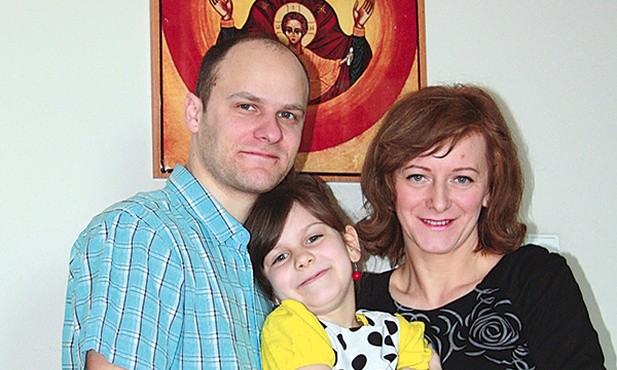 Gosia i Tomek Kościarzowie z córką Dominiką, za nimi ikona Matki Bożej, przed którą modlą się we wspólnocie Emmanuel