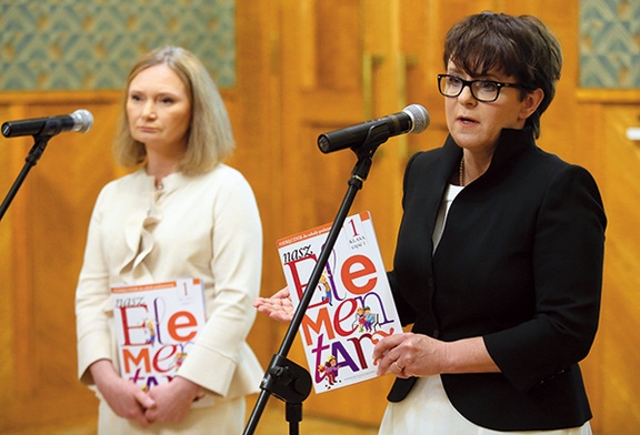 Pierwszą część „Naszego elementarza” oficjalnie zaprezentowały na konferencji prasowej współautorka Maria Lorek (z lewej) i minister edukacji Joanna Kluzik-Rostkowska