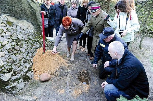  Kapsułę czasu zakopano za kamiennym monumentem wewnątrz szańca