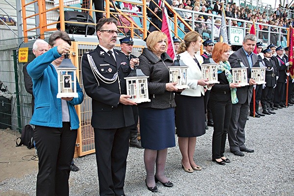 Mszę zakończyło rozdanie Iskry Miłosierdzia