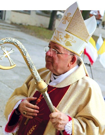  – Przynależności do Chrystusa nie można udowodnić wyłącznie zapisem w księgach chrzcielnych. Dowodzi się jej przez ewangeliczny styl życia – mówił bp Roman Marcinkowski w czasie Wigilii Paschalnej w płockiej katedrze