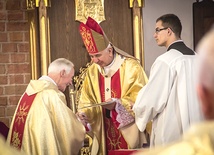  Abp Wojciech Ziemba wręczył zasłużonym dla Kościoła warmińskiego medale Prodesse Auso