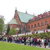 Piesi pielgrzymi bielsko-żywieccy u bram łagiewnickiego sanktuarium