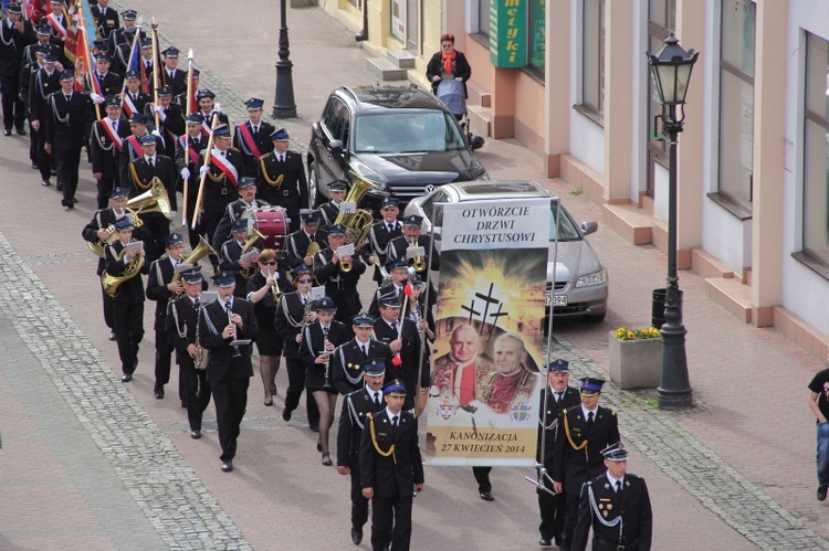 Przemarsz strażaków na cześć papieży