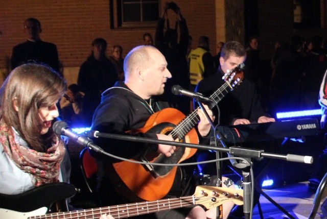 Piotr Mirecki (w środku) podczas koncertu dla pielgrzymów przy kościele w Wysokiej 1 maja 2013 r. 