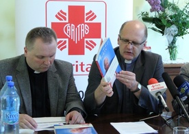 Podczas konferencji prasowej dyrektor Caritas Diecezji Radomskiej ks. Grzegorz Wójcik (z prawej) i wicedyrektor Caritas Diecezji Radomskiej ks. Robert Kowalski