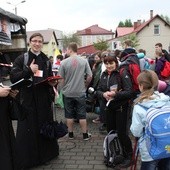 Klerycy krakowskiego seminarium pomagają od rana patnikom