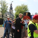 Pielgrzymi w drodze z Hałcnowa do Łagiewnik