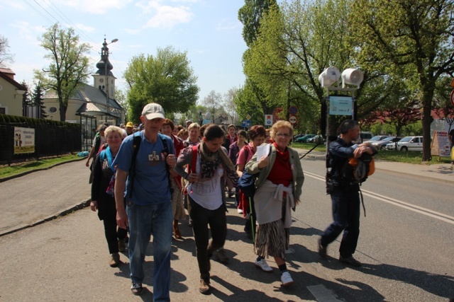 Pielgrzymi w drodze z Hałcnowa do Łagiewnik