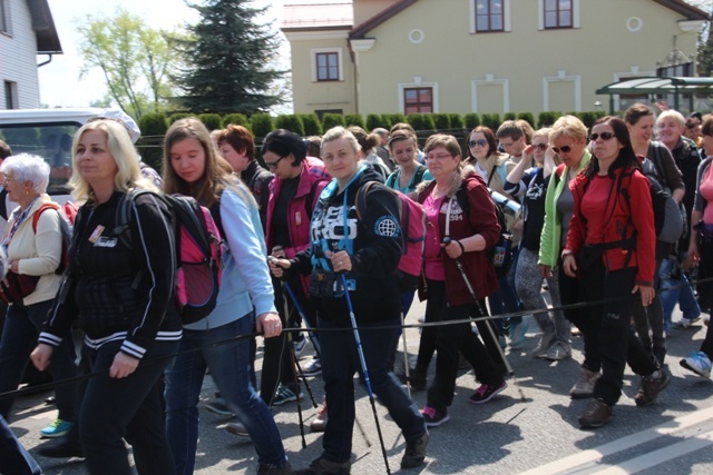 Pielgrzymi w drodze z Hałcnowa do Łagiewnik