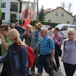 Pielgrzymi w drodze z Hałcnowa do Łagiewnik