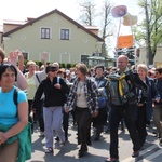 Pielgrzymi w drodze z Hałcnowa do Łagiewnik