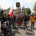 Pielgrzymi w drodze z Hałcnowa do Łagiewnik