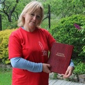 Irena Papla z przygotowaną do drogi Księgą Świadectw