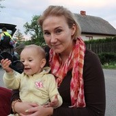 Klara z mamą czekają na nocleg w Witkowicach