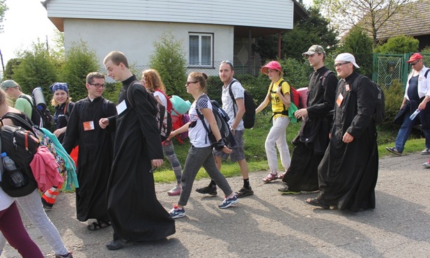 Jest młodzież, są i klerycy - a z nimi oczyiście Wojtek - chwilowo w bardzo statecznej pozie