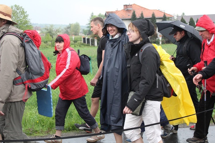 W deszczu z Radziszowa w stronę Mogilan