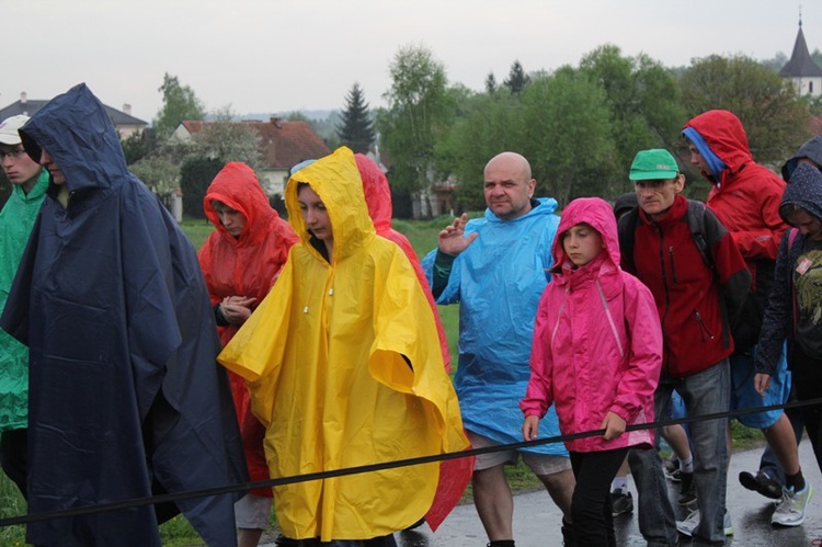 W deszczu z Radziszowa w stronę Mogilan