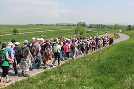 Kolejny, piękny dzień w drodze do sanktuarium Bożego Miłosierdzia przed pielgrzymami