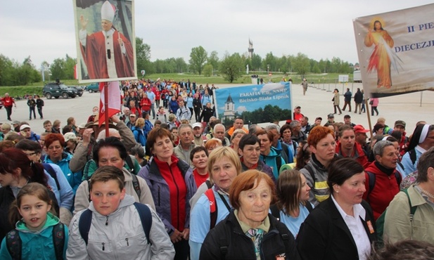 Pielgrzymi na dziedzińcu sanktuarium św. Jana Pawła II