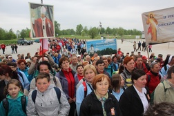 Pielgrzymi na dziedzińcu sanktuarium św. Jana Pawła II