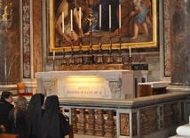 Pielgrzymi na modlitwie przy ołtarzu w bazylice watykańskiej, gdzie spoczywają relikwie św. Jana Pawła II