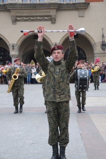 Pokaz tańców polskich na Rynku Głównym