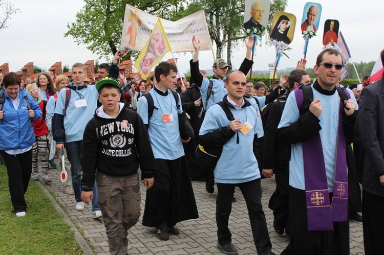 Księża i klerycy w drodze do Łagiewnik