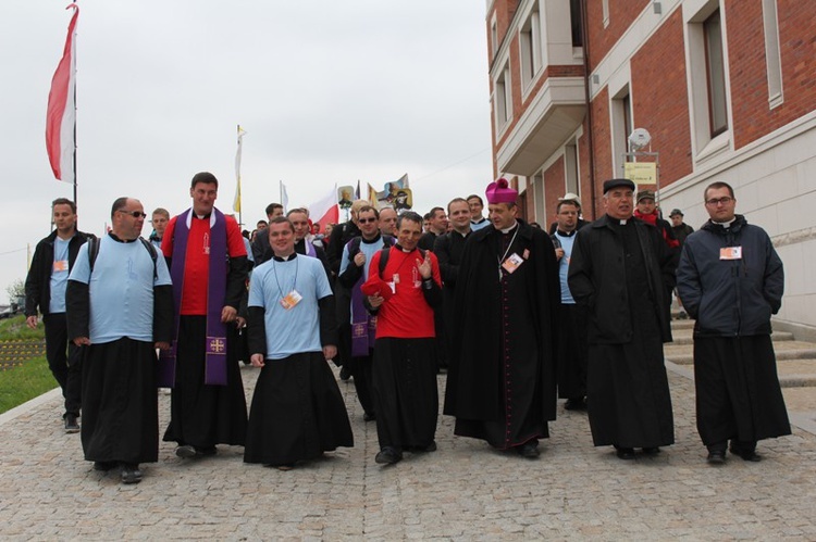 Księża i klerycy w drodze do Łagiewnik