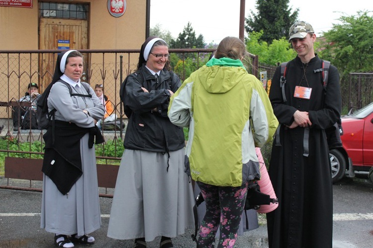 Księża i klerycy w drodze do Łagiewnik