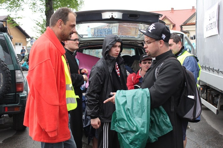 Księża i klerycy w drodze do Łagiewnik