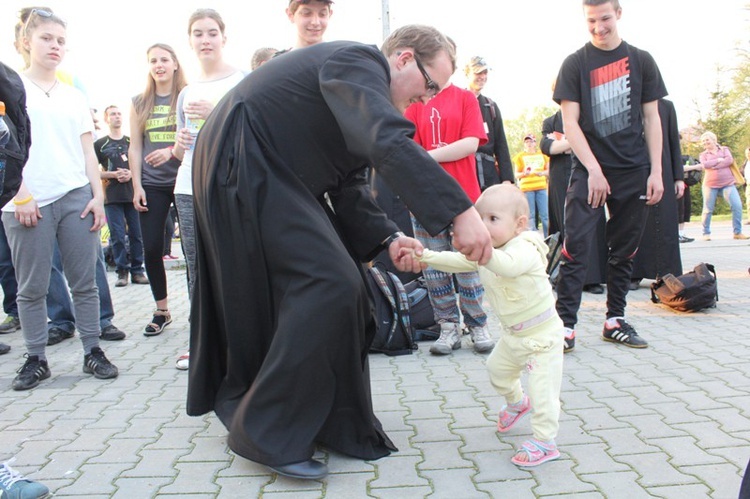 Księża i klerycy w drodze do Łagiewnik