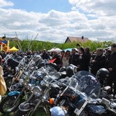 Ks. Fąfara pobłogosławił motocyklistów i pojazdy