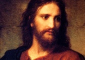  To On, Jezus Chrystus, kamień „odrzucony przez budowniczych, stał się kamieniem węgielnym”, na którym miała wznieść się i oprzeć cała Boża budowla