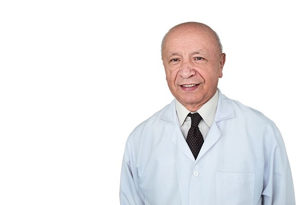 Prof. Bogdan Chazan jest profesorem ginekologii i położnictwa, od 2004 roku pełni funkcję dyrektora Szpitala Ginekologiczno-Położniczego im. Świętej Rodziny w Warszawie. Był kierownikiem Kliniki Położniczo-Ginekologicznej Instytutu Matki i Dziecka oraz krajowym konsultantem w dziedzinie położnictwa i ginekologii. Jest członkiem Komitetu Nauk Demograficznych PAN.
