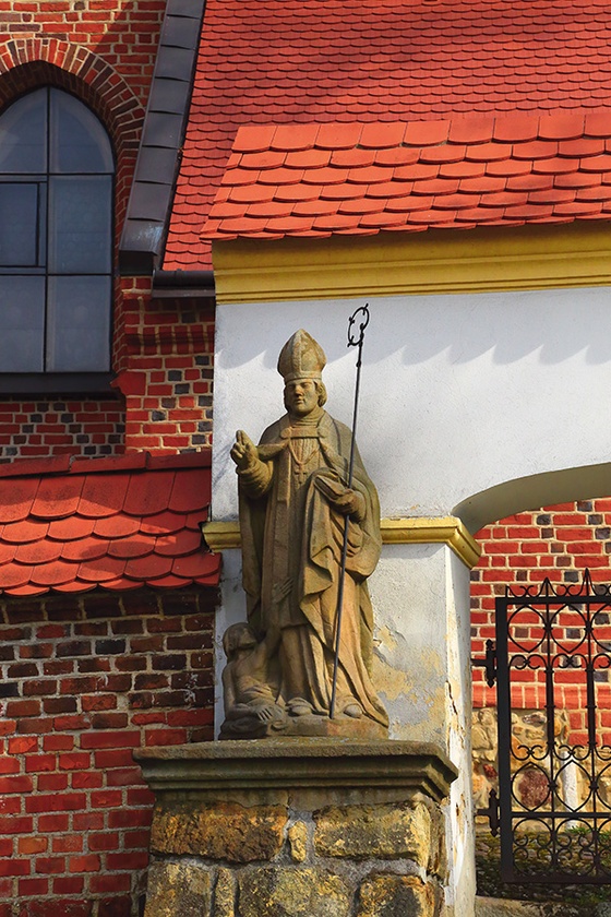 Przy dawnym wejściu do starego kościoła św. Stanisław nie ma już kogo witać, do świątyni wchodzi się przez nową część budowli