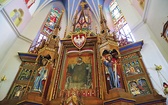  W ołtarzu głównym nowej części bazyliki znajduje się cudowny obraz św. Stanisława, a nad nim wisi nieprzerwanie od czasów międzywojennych herb z orłem w koronie