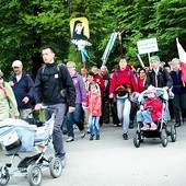  Drogą do Łagiewnik, do Bożego Miłosierdzia, wędrowali prawie 100 km, a pielgrzymi  z Cieszyna – 140 km