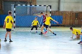  Zawodnicy z Gryfowa Śląskiego (żółte koszulki) w meczu eliminacyjnym
