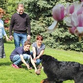 W ogrodzie za domem Szczyrbów w Czyżowicach. Z lewej stoi babcia Teodora, obok jej zięć Olek Szczyrba. W dolnym rzędzie 14-letni Karol oraz Małgosia