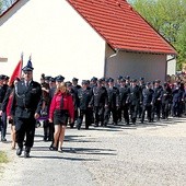  Uroczystość rozpoczęła się od przemarszu strażaków do skrzatuskiego sanktuarium 