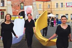  Do zaglądania do tekstów ojca świętego zachęcali uczestnicy kampanii