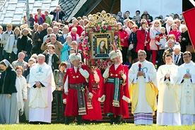  3 maja po Mszy św. nie zabrakło tradycyjnych salw armatnich na cześć Matki Bożej. Na zdjęciu: Członkowie ruchu trzeźwościowego ze Straży Matki Bożej w strojach szlacheckich niosą obraz Matki Bożej Cierpliwie Słuchającej