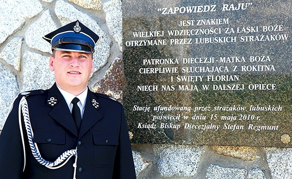  Wójt i prezes OSP w Przytocznej Bartłomiej Kucharyk przy stacji Kalwarii Rokitniańskiej, ufundowanej przez lubuskich strażaków 