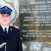  Wójt i prezes OSP w Przytocznej Bartłomiej Kucharyk przy stacji Kalwarii Rokitniańskiej, ufundowanej przez lubuskich strażaków 