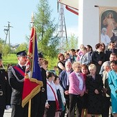 Licznie zgromadzeni parafianie z Jankowej w oczekiwaniu na obraz