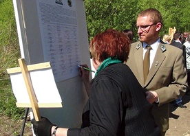  Leśnicy i goście podpisali akt upamiętniający wydarzenie