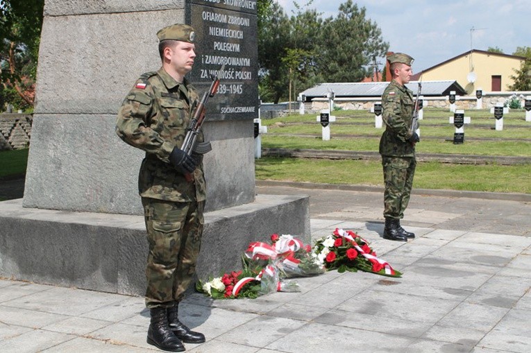 W 69. rocznicę zakończenia II wojny światowej na cmentarzach i pod pomnikami zaciągnięto warty