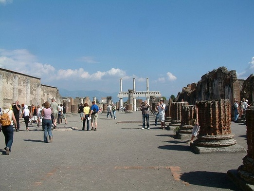 Pod szkieletem mężczyzny w Pompejach znaleziono woreczek z monetami