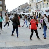 Modlitwa młodych w centrum miasta budziła zaskoczenie, ale i zainteresowanie